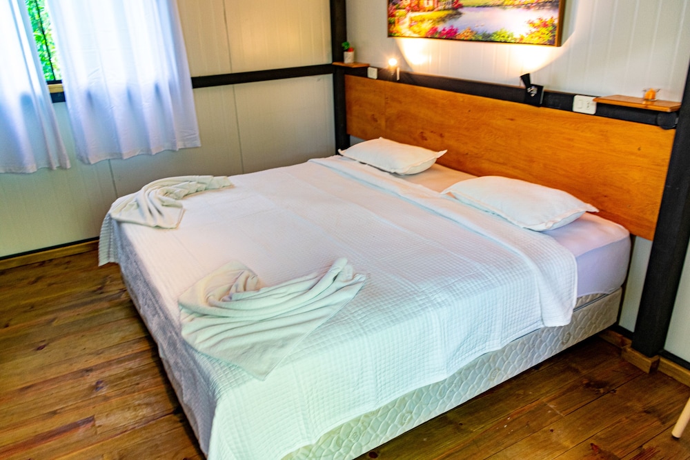 Comfort Cabin, 1 King Bed, Garden View photo 3