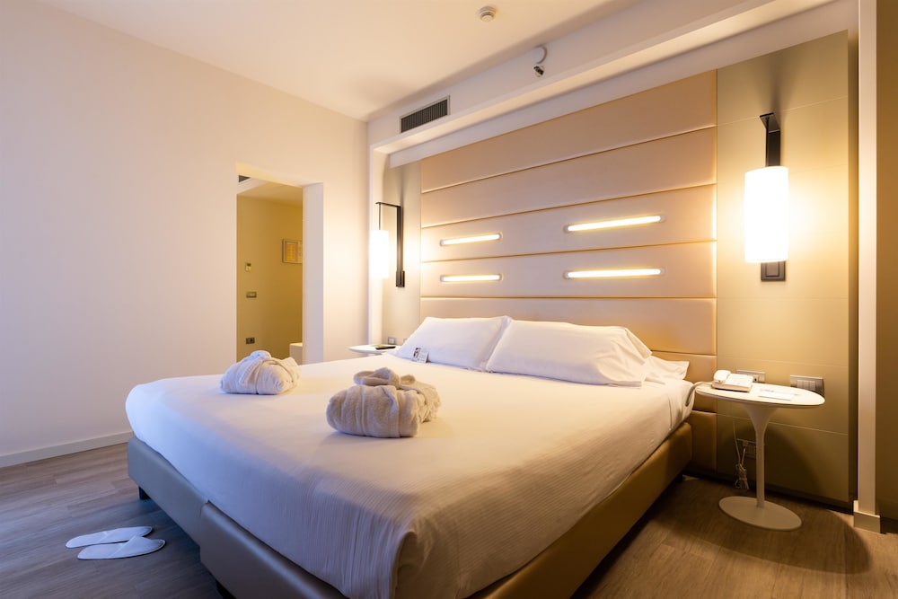 Junior Suite, 1 King Bed (Living Room;with Single Sofabed) - Photo 1