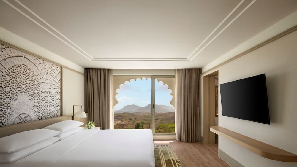 Premier Room, 1 King Bed, Mountain View