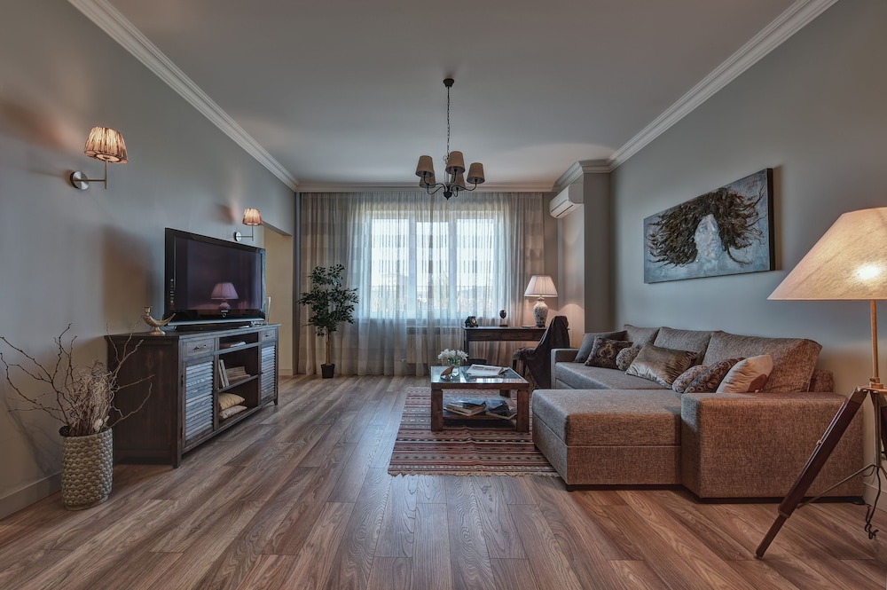 Suite, City View
