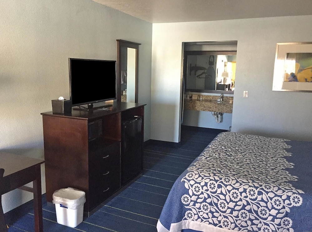 Room, 1 King Bed, Non Smoking - Photo 2