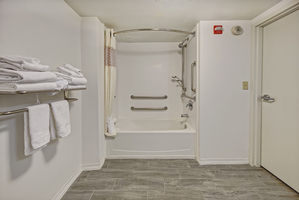 Room, 2 Queen Beds, Accessible, Bathtub - Photo 3