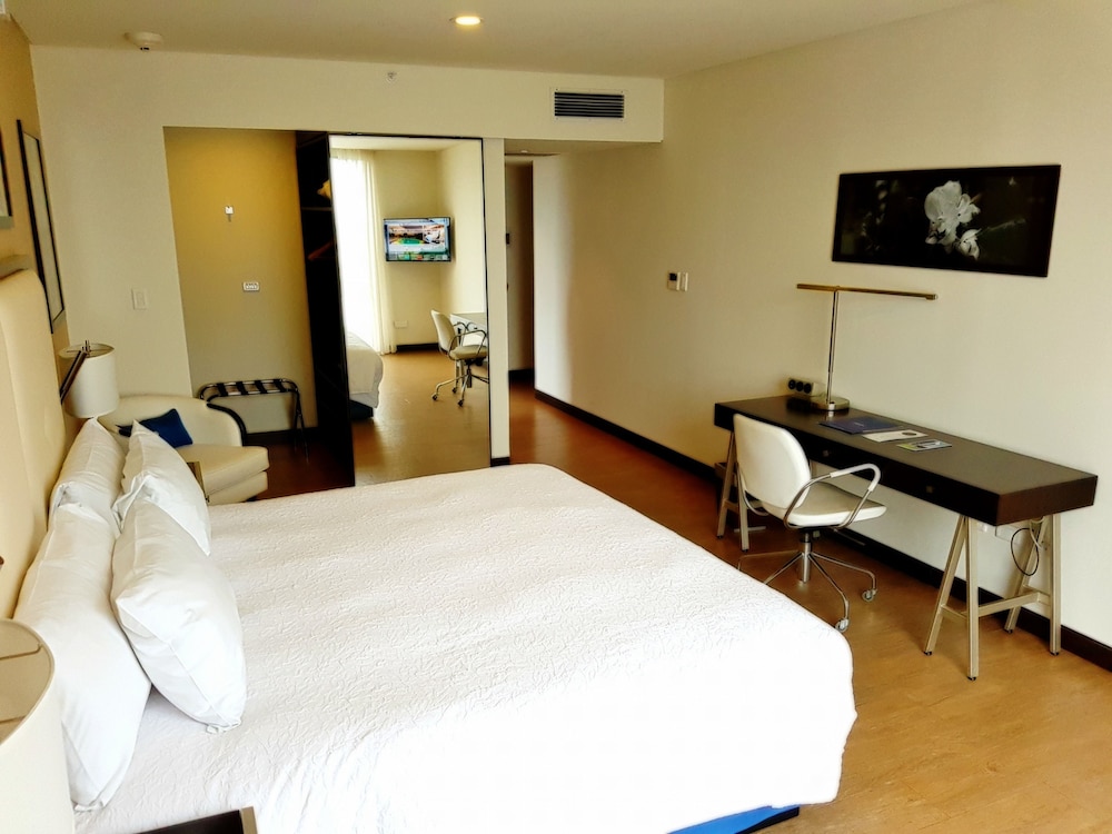 Room, 1 Queen Bed, Refrigerator & Microwave photo 2
