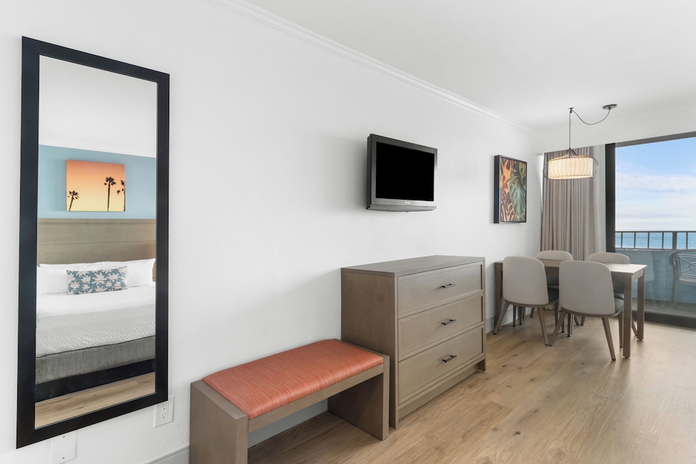 Oceanfront Deluxe Room - Photo 8
