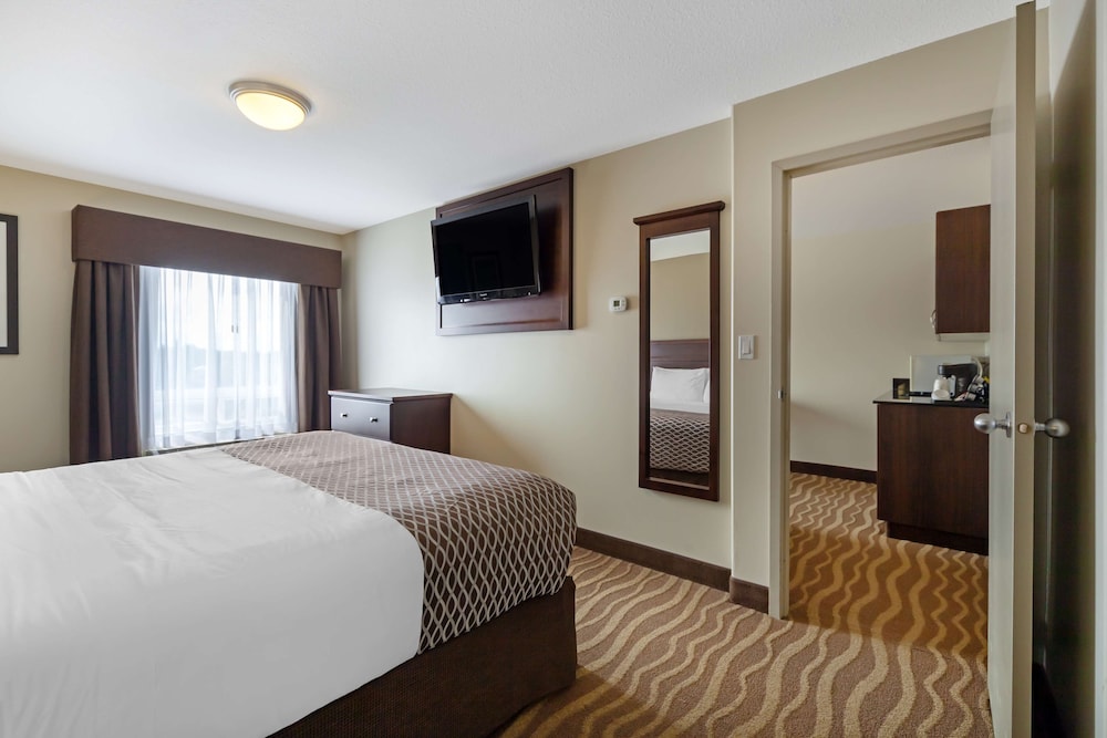 Suite, 1 King Bed, Non Smoking, Refrigerator & Microwave photo 1