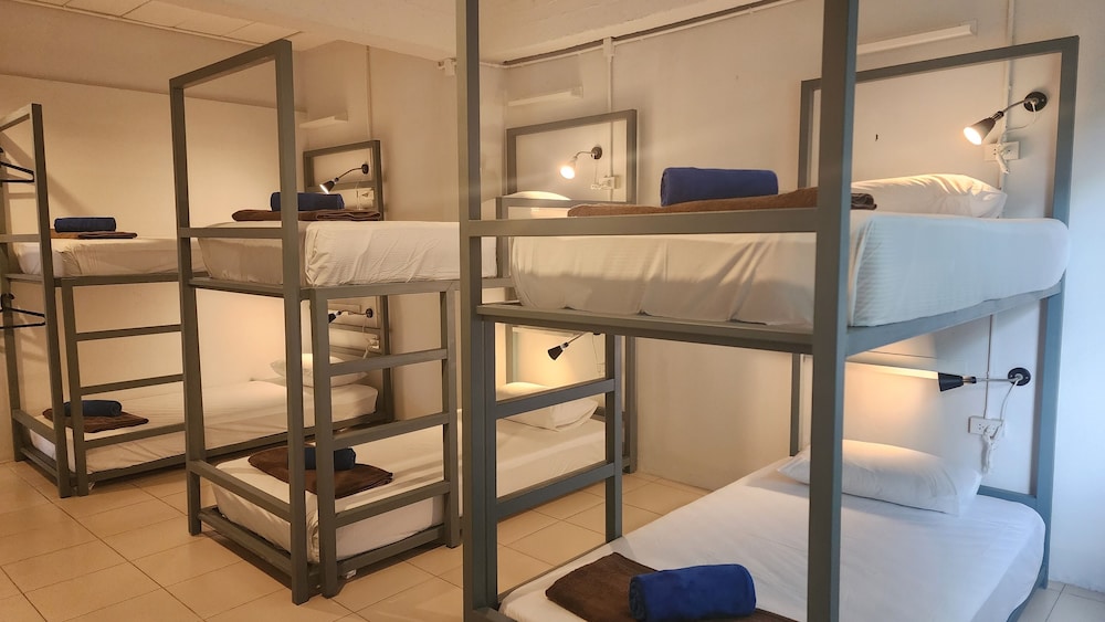 Private room 6 Beds shared bathroom photo 1