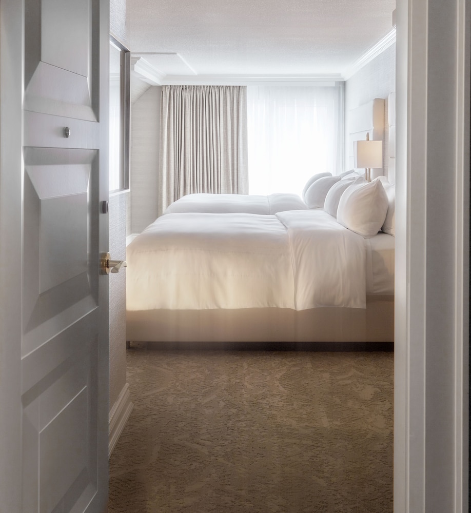 Signature Suite, 1 King Bed With Sofa Bed, Lake View photo 1