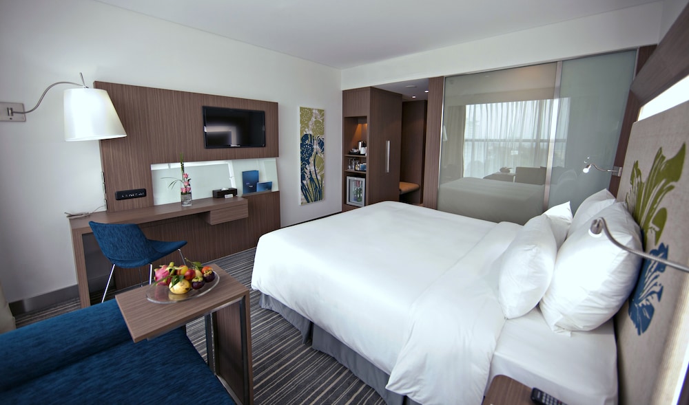 Deluxe Room, 1 King Bed, Premier Lounge Access, Panoramic City View photo 2
