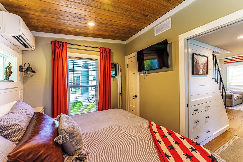 2 Bed/2 Bath - Pet Friendly, Sleeps 6