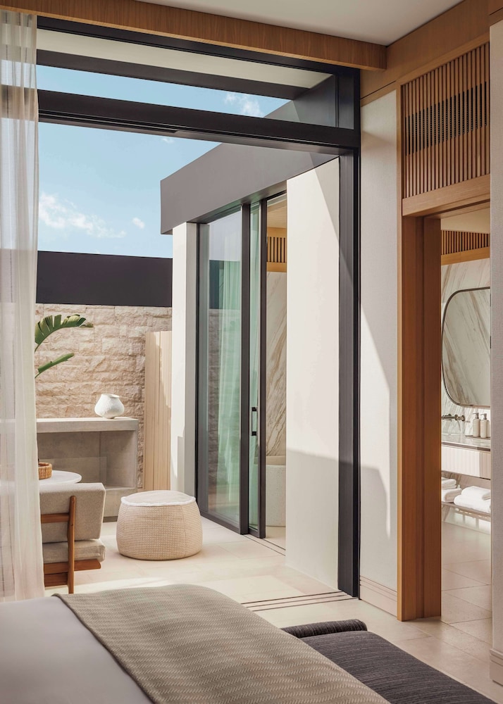 One-bedroom Suite King With Pool