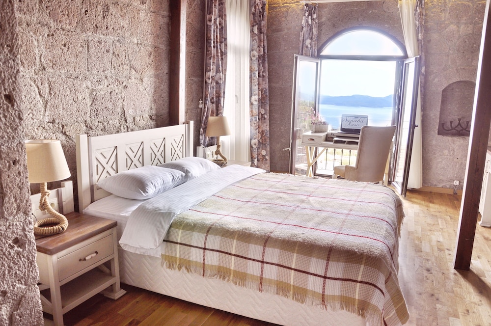 Suite, Sea View