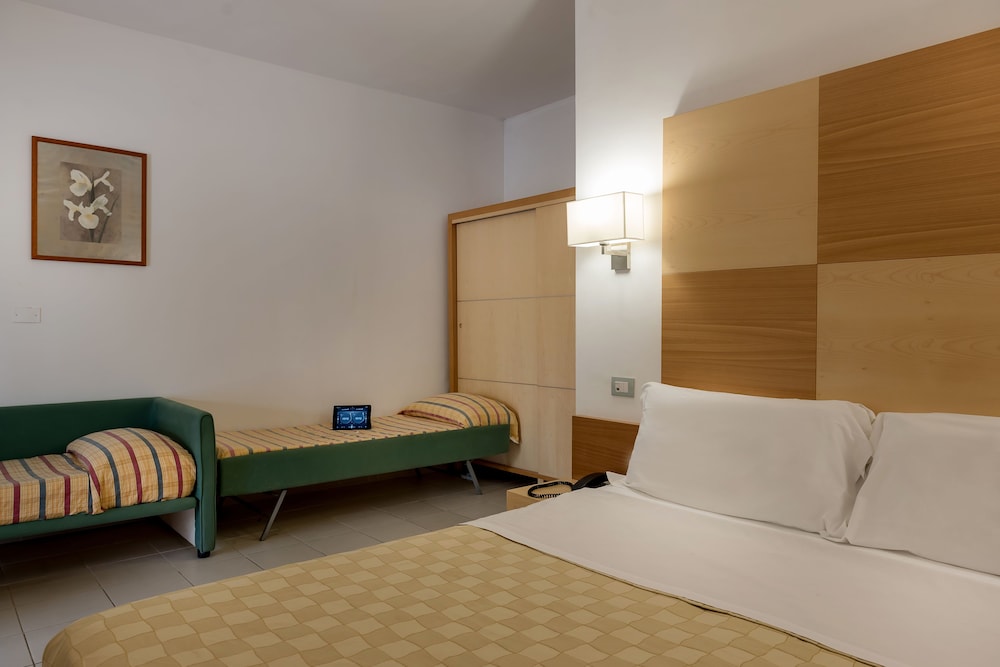 Economy Triple Room photo 2