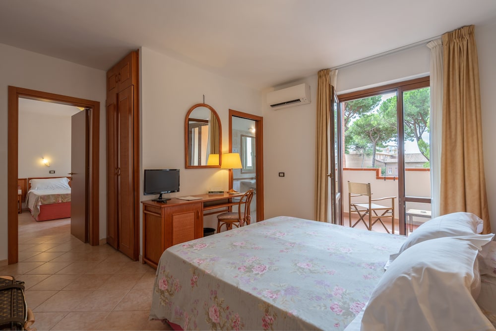 Family Quadruple Room, Balcony (Beach Package) photo 1