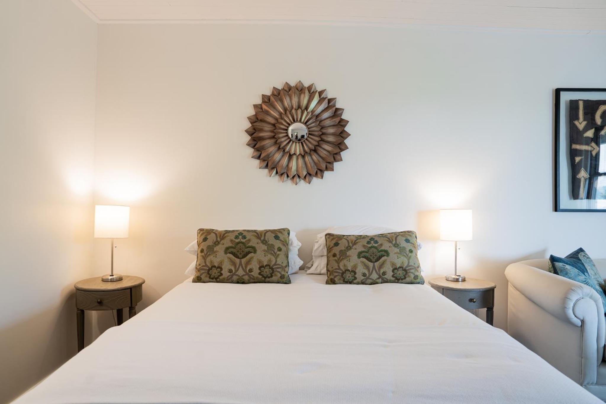 Deluxe 1 Queen Bed - Photo 4