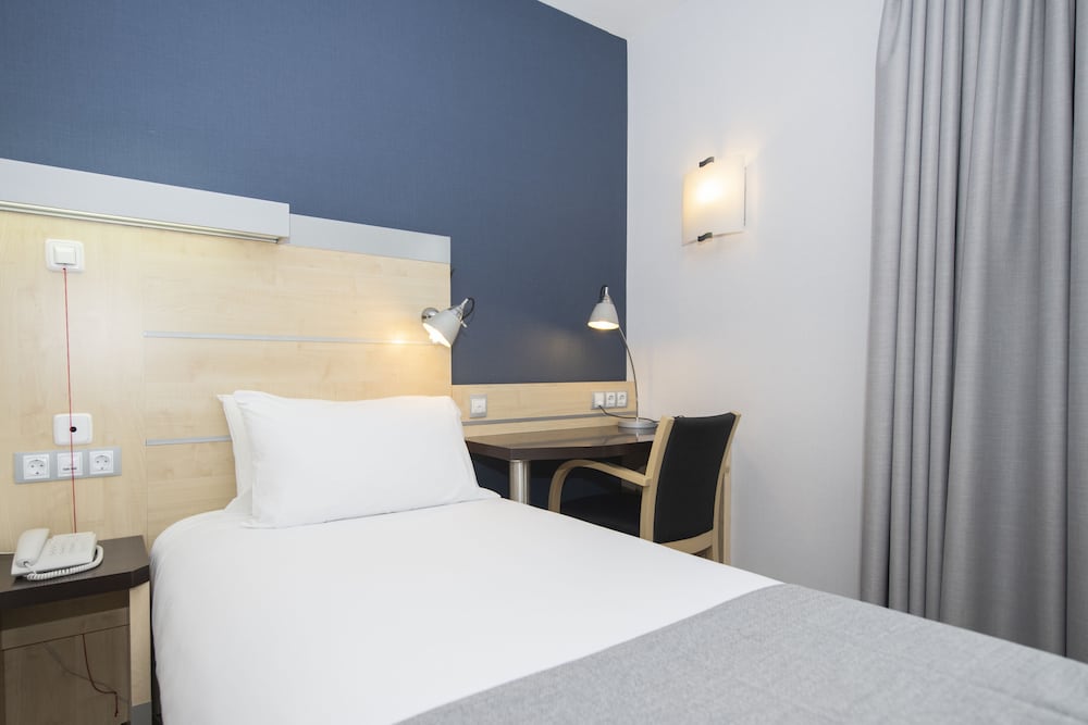 Standard Room, 2 Twin Beds, Accessible (Free Breakfast) - Photo 4