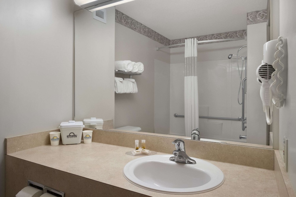 Prairie Crest Red Deer by IHG, 写真 2