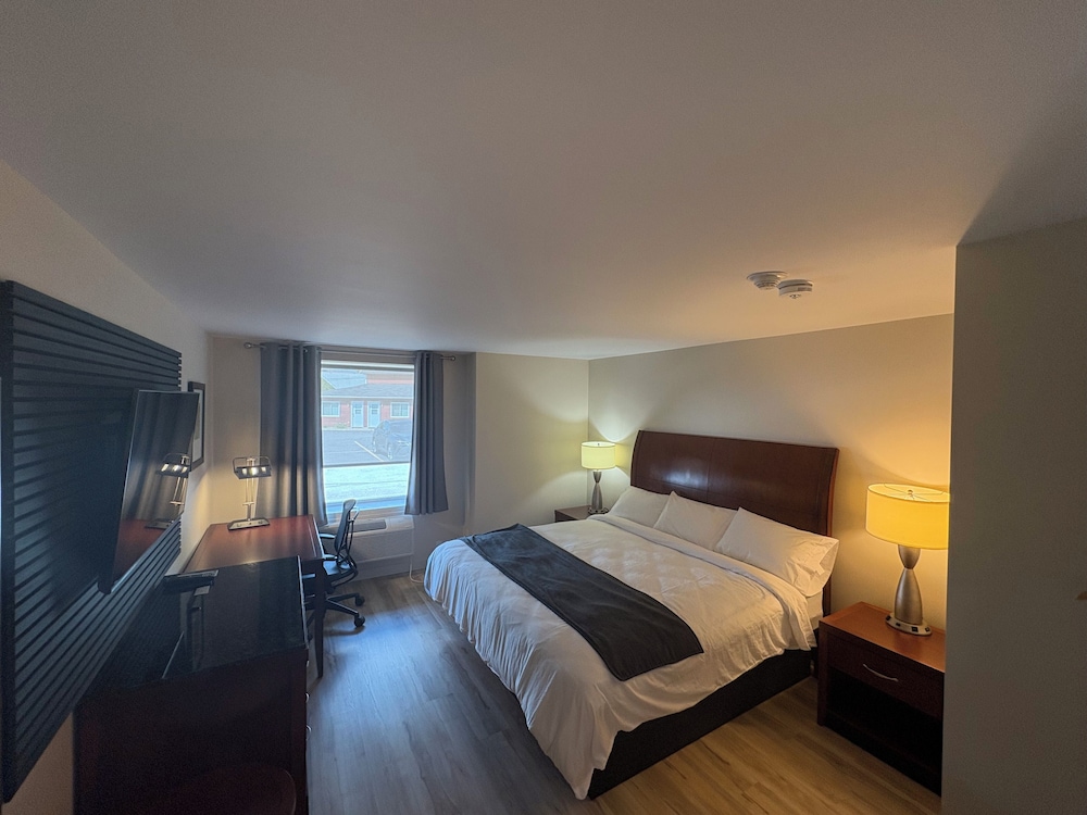 Standard Room, 1 King Bed with Sofa bed, Non Smoking, Housekeeping photo 1