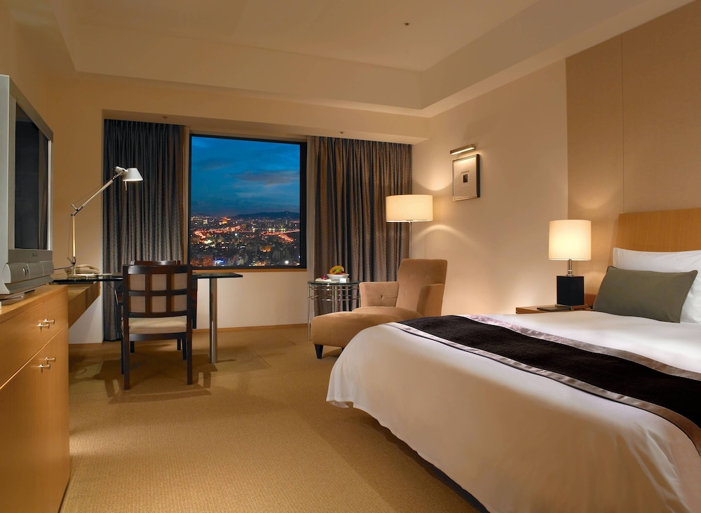 Deluxe Room, 1 King Bed photo 3