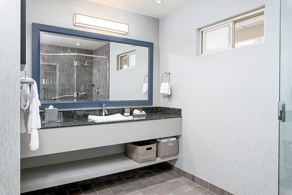 Panoramic Room, 1 King Bed, Ocean View, Oceanfront - Photo 6