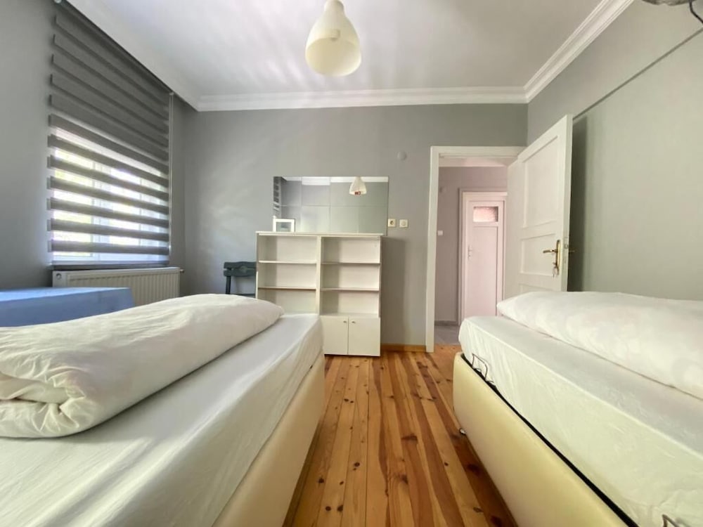 Classic Twin Room, 2 Twin Beds (Shared Bathroom) photo 1