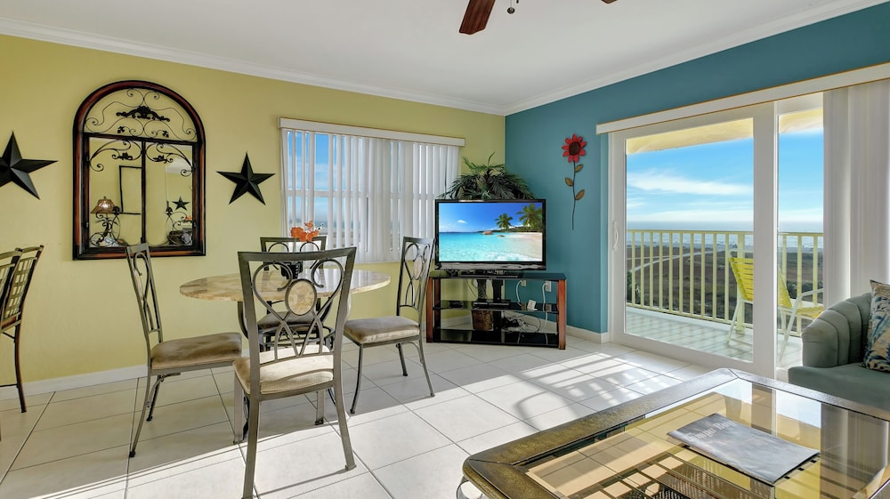 Deluxe Condo, 2 Bedrooms, Balcony, Beachfront (Gulf Front) photo 2
