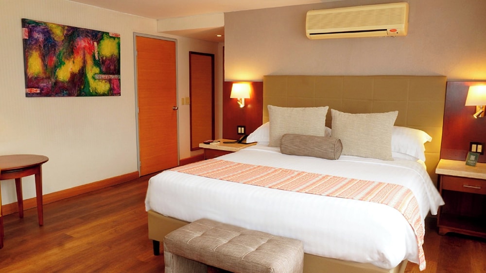 Business Suite, 1 King Bed with Sofa bed, Balcony - Photo 4