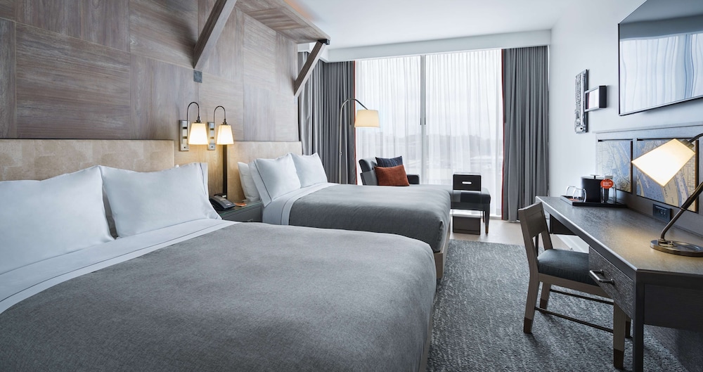 Room, 2 Queen Beds, Accessible (Roll-in Shower)