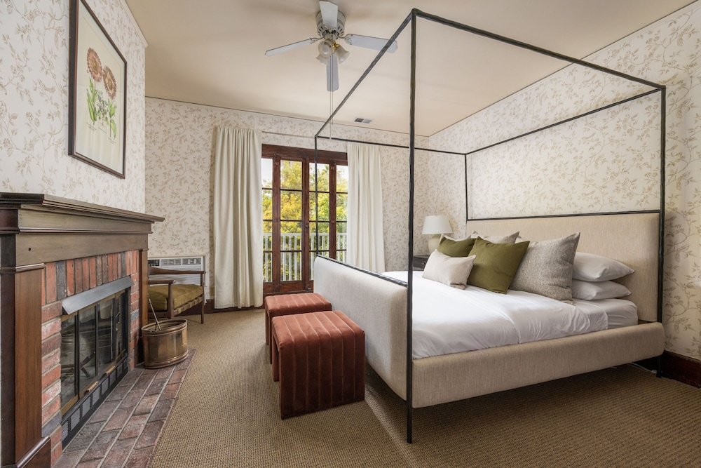 Room, 1 King Bed, Fireplace photo 1