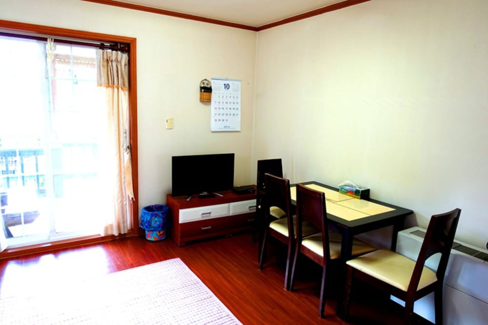 Family Room (C) photo 2