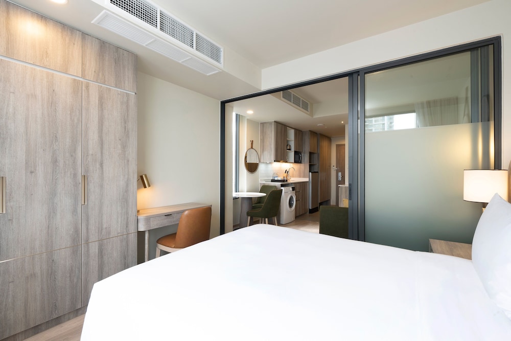 Studio Suite, 1 Queen Bed, Kitchen photo 3