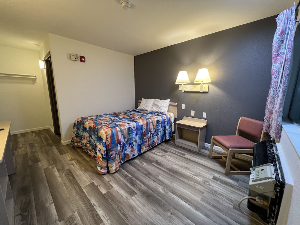 Standard Room, 1 Queen Bed, Non Smoking photo 1