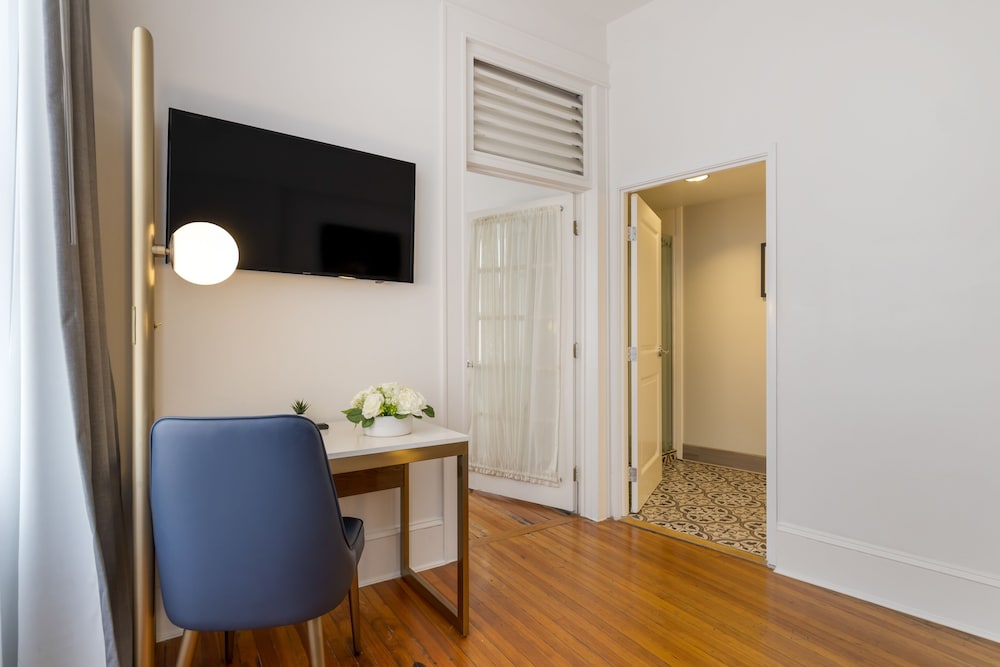 Executive Suite, 1 King Bed - Photo 4
