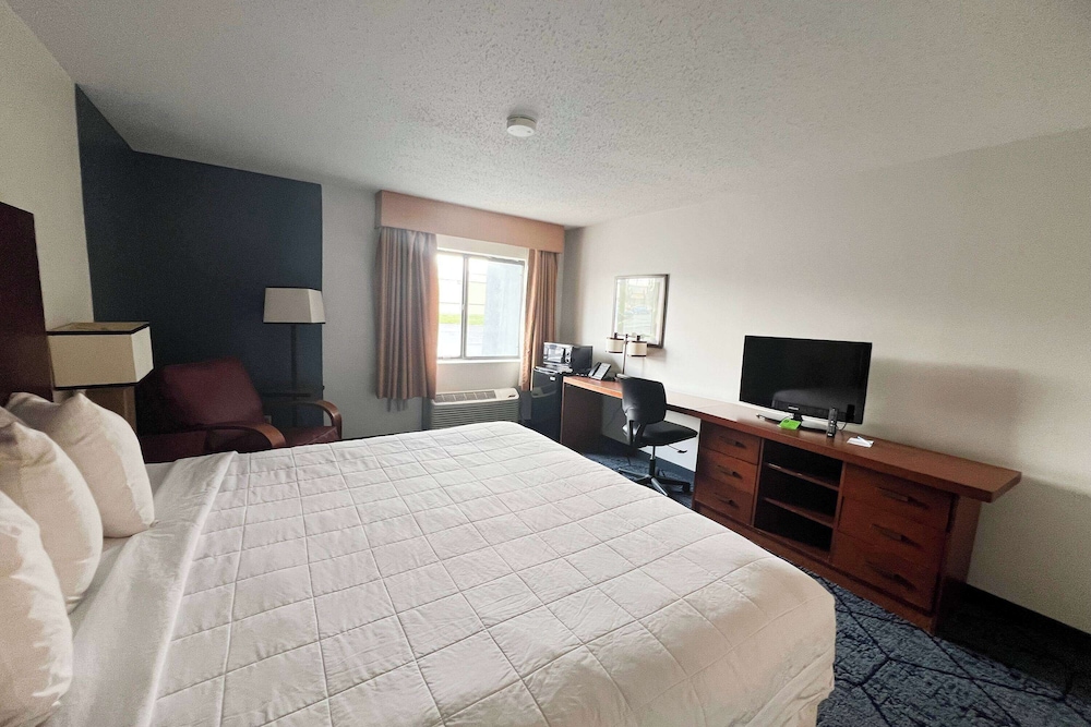 Room, 1 King Bed, Accessible, Non Smoking (Mobility) photo 2