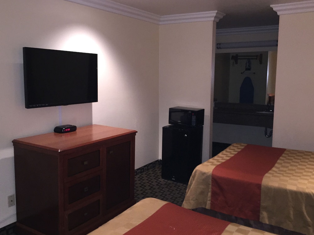 Standard Double Room, 2 Double Beds (Non-Smoking and Smoking Available) - Photo 3