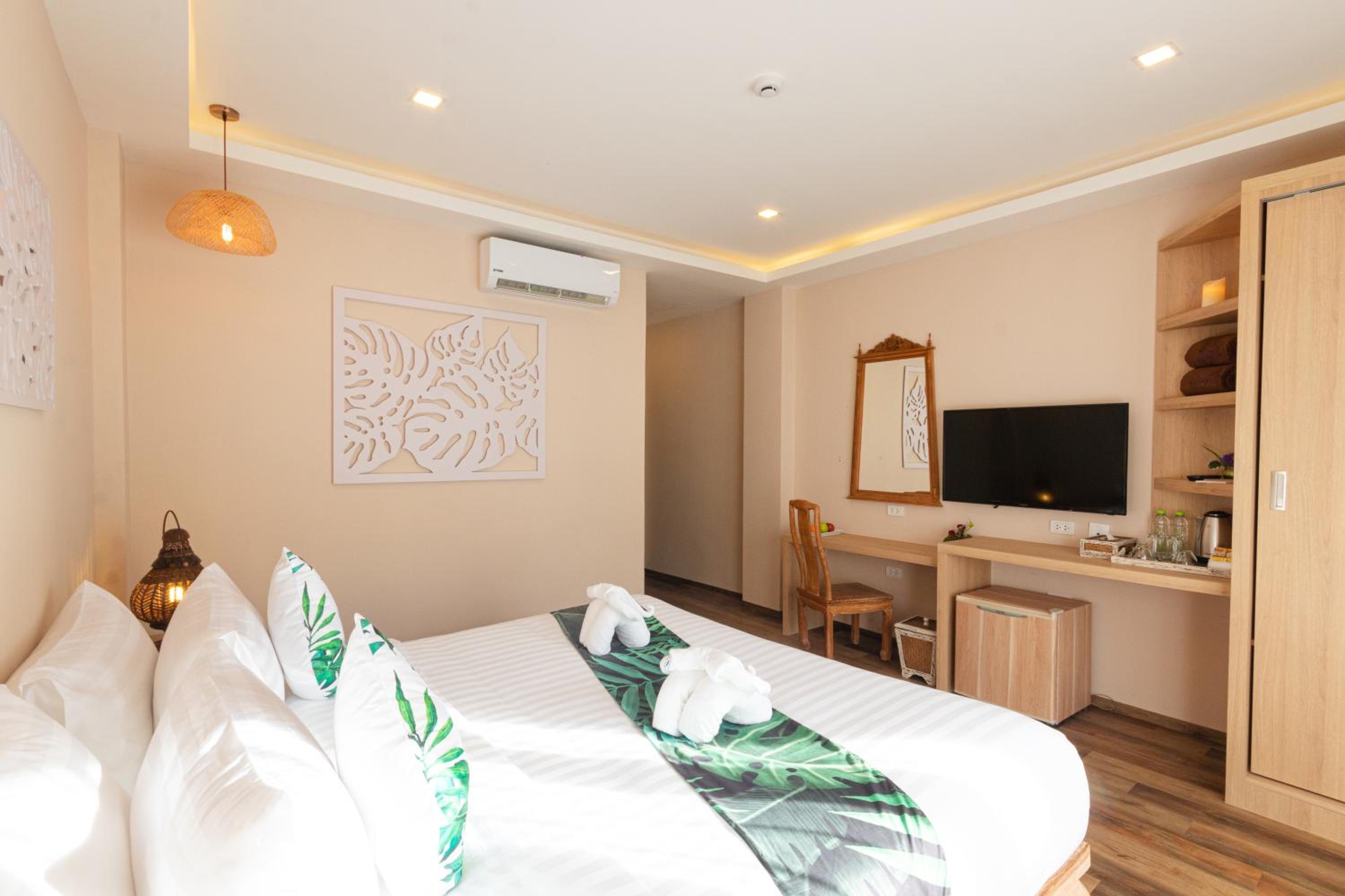 Superior Street view, Double bed - Photo 5