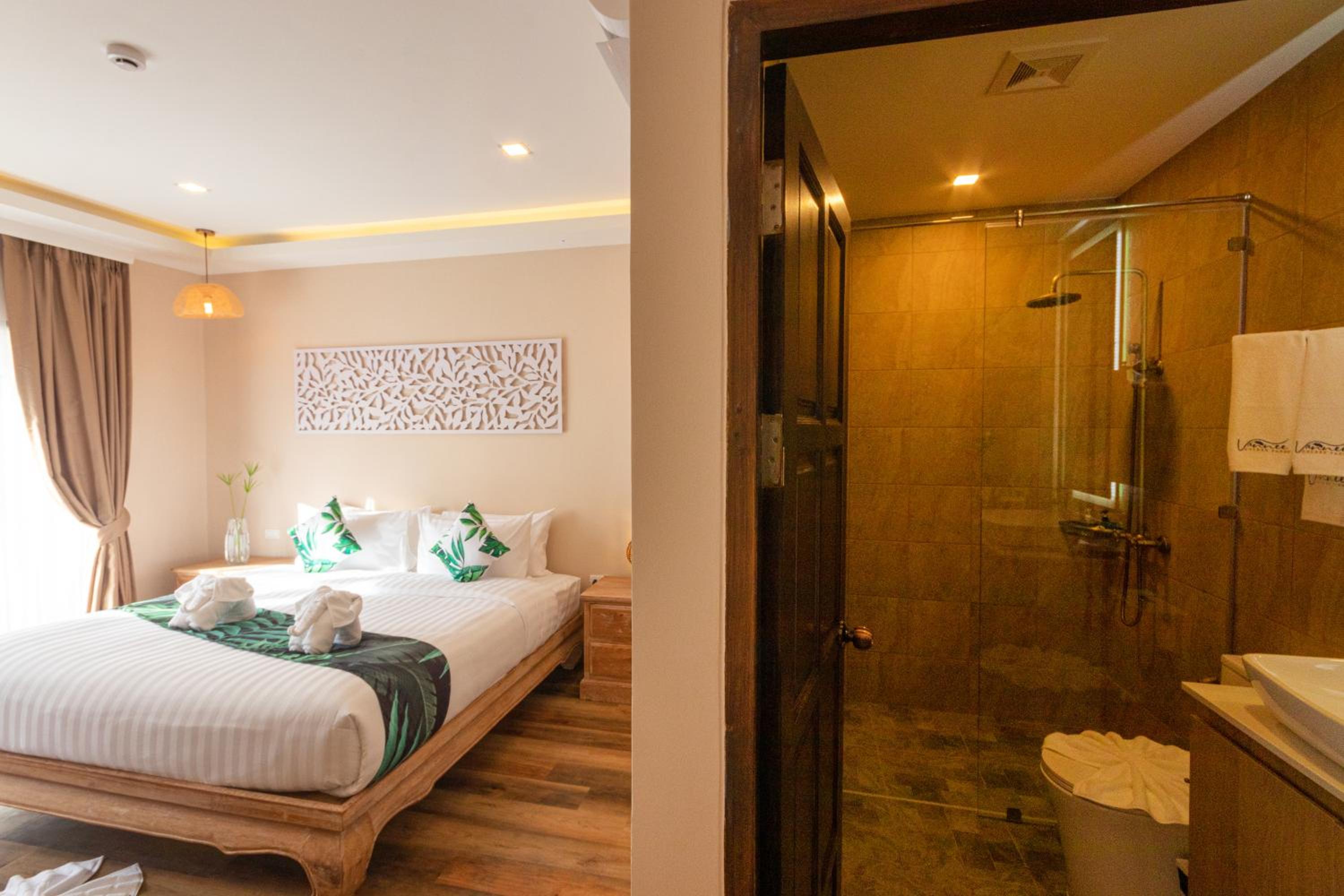 Superior Street view, Double bed - Photo 3
