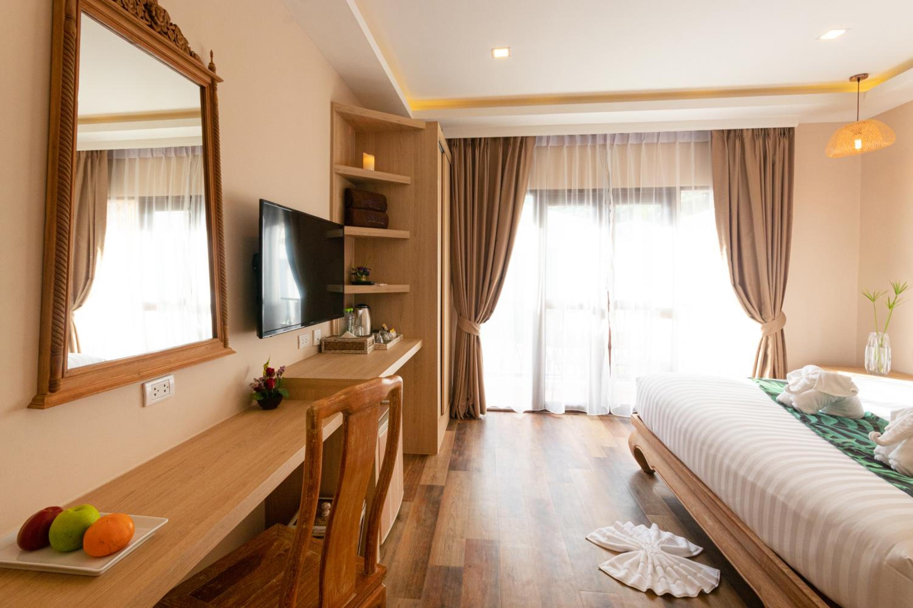Superior Street view, Double bed - Photo 6