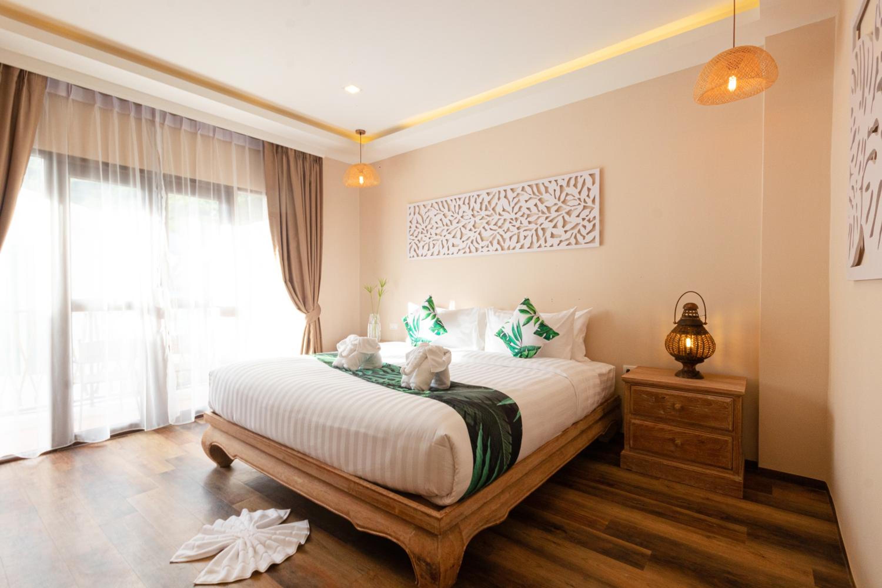 Superior Street view, Double bed - Photo 4