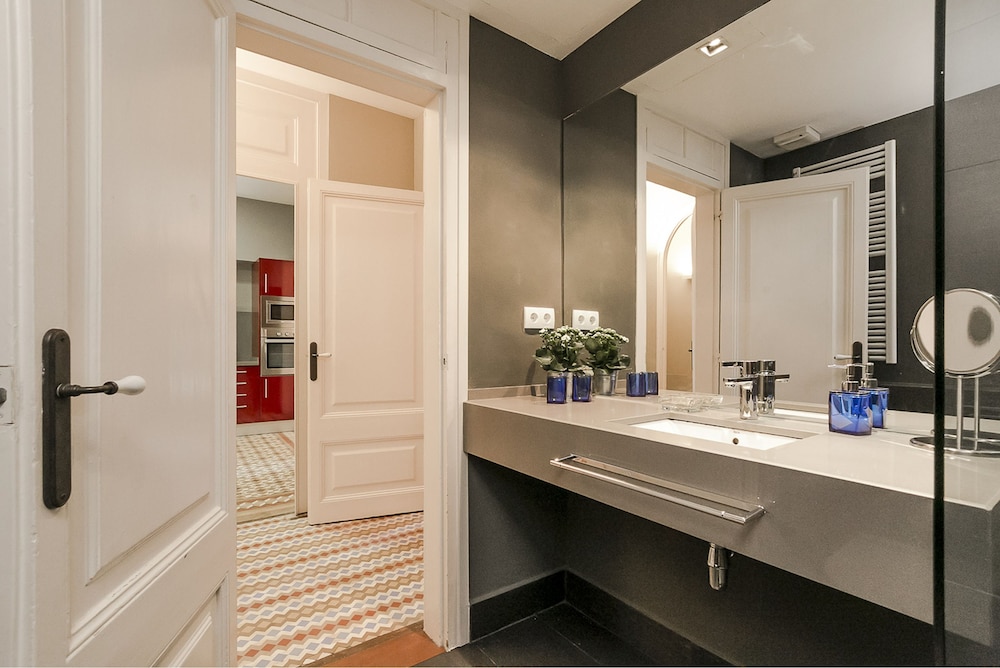 Exclusive Apartment, 2 Bedrooms, Balcony, City View (Passeig de Gracia, 51, 2-2A) photo 3