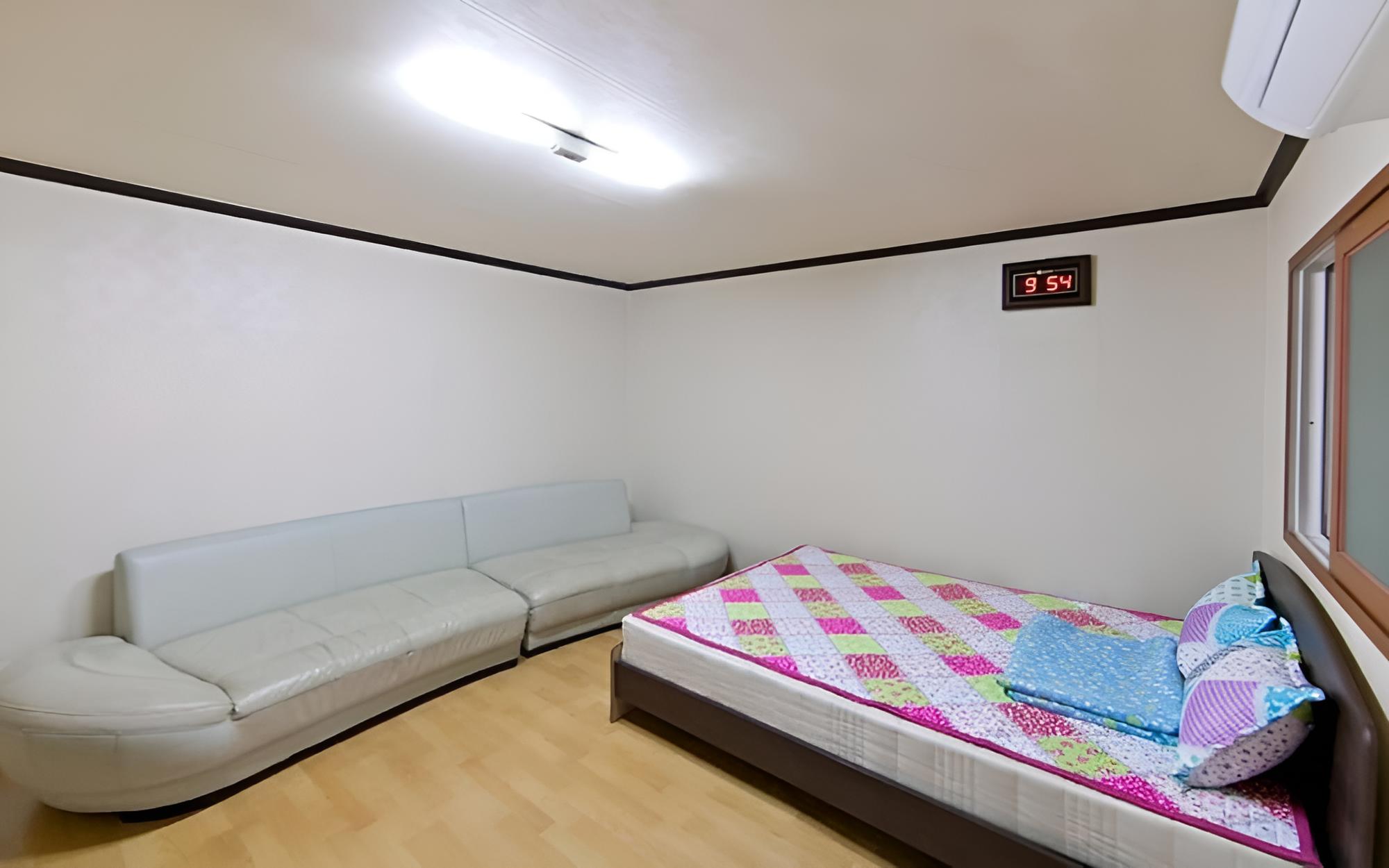 Room (83m Apartment Type Unshared House-Roo) photo 2