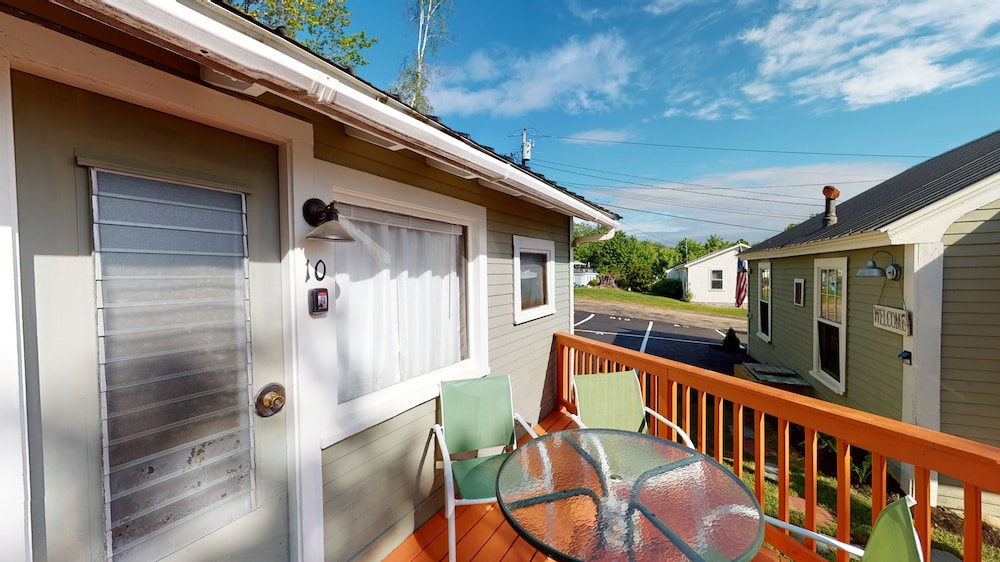 Standard Studio, 1 King Bed, Lake View (Cottage 10 or 11)