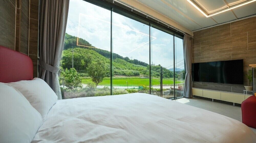 Room (F2) - Photo 3