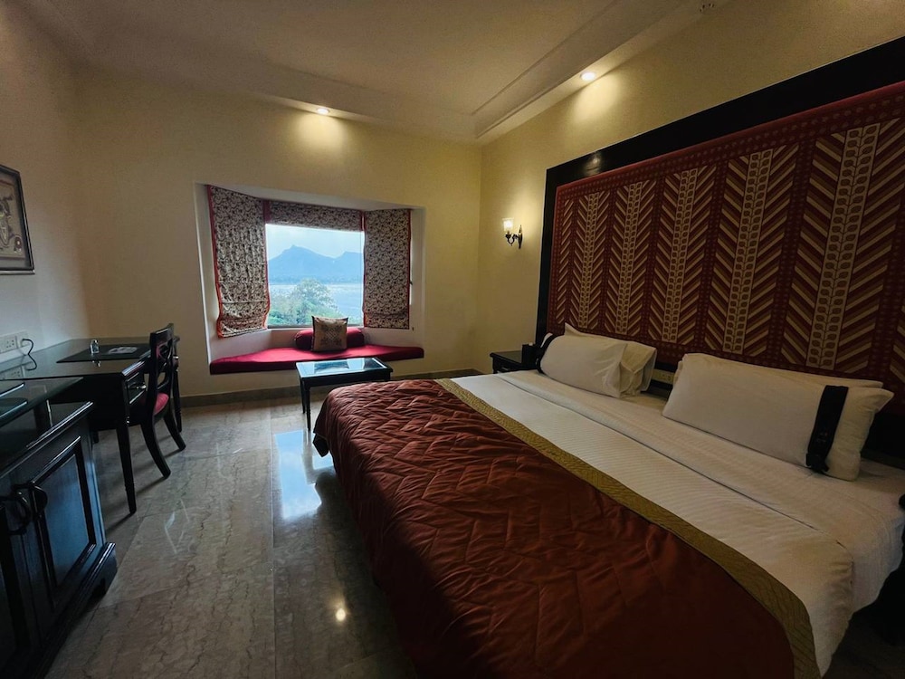 Room, 1 King Bed, Lake View - Photo 3