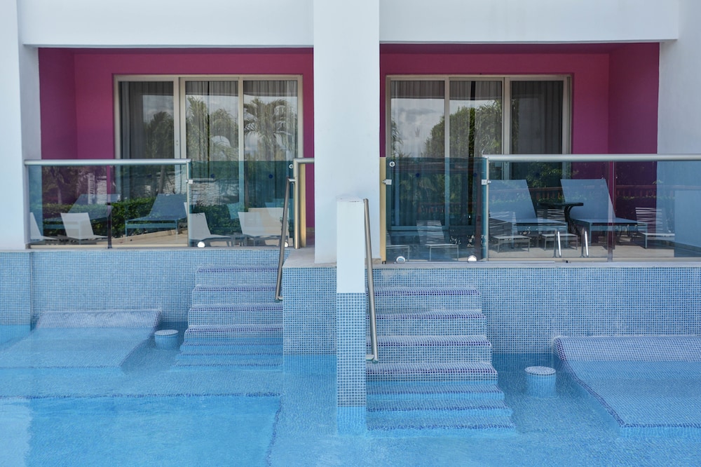 Family Club Room - Pool Access, Pool View