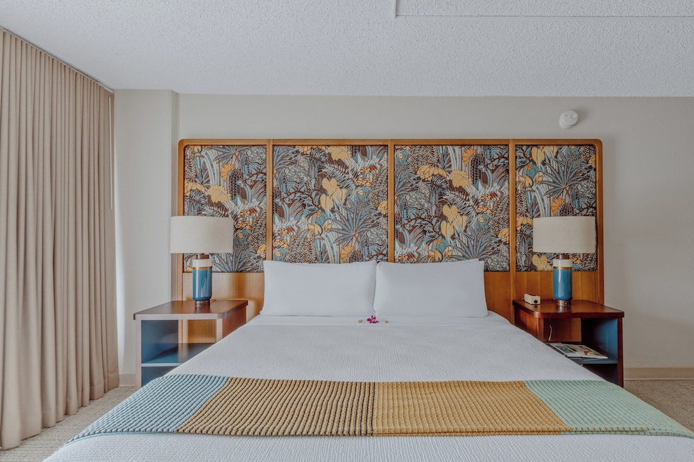 Room, 1 King Bed, Pool View - Photo 3