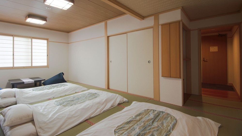 Economy Triple Room, Non Smoking, Shared Bathroom photo 2