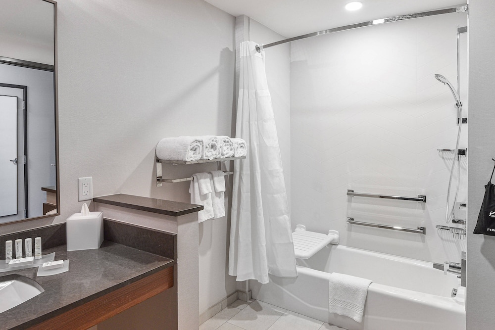 Suite, Multiple Beds (Mobility/Hearing Accessible, Tub)