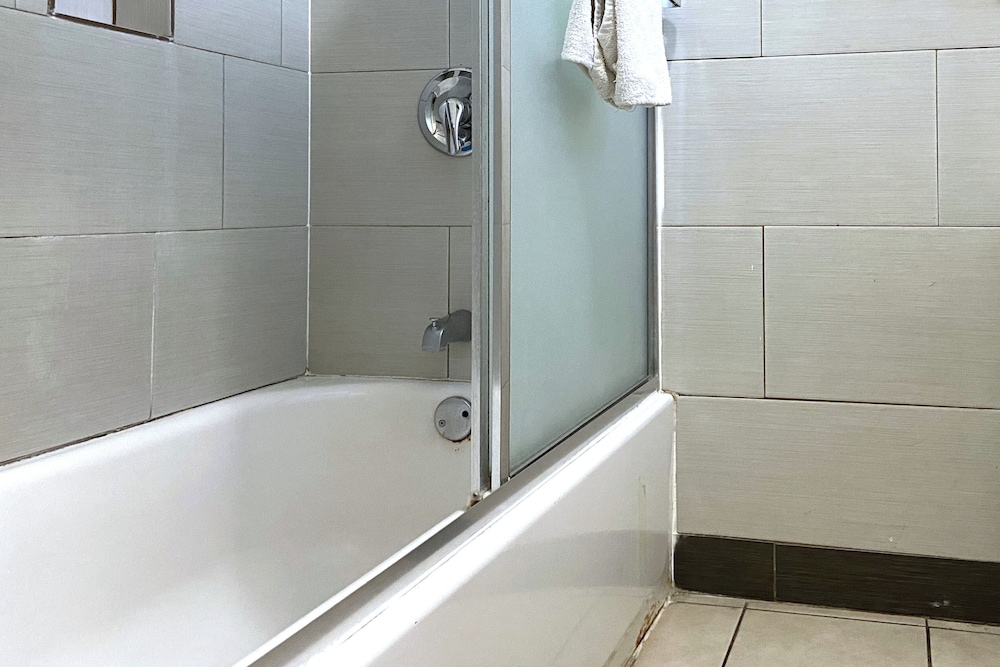 Room, 1 Queen Bed, Accessible Bathtub, Non Smoking photo 3