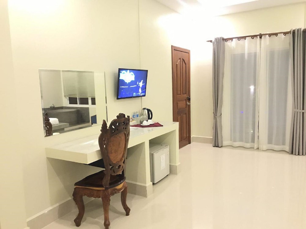 Deluxe Suite, Non Smoking, Pool View photo 2