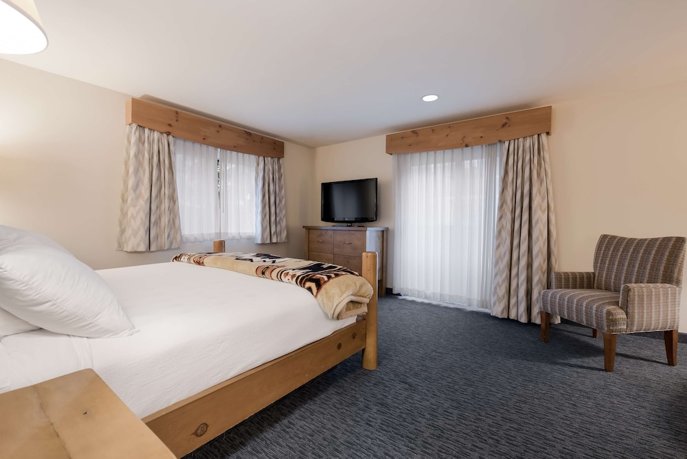 Suite, 1 King Bed, Non Smoking, Balcony (Larger Room) photo 3